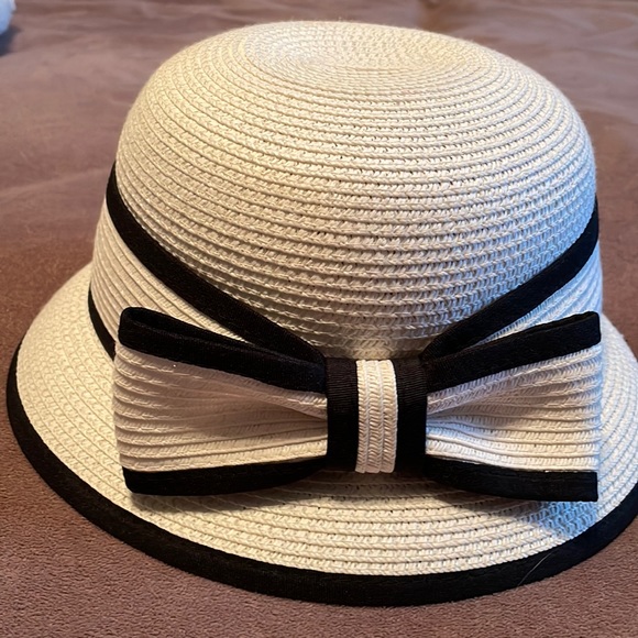 le chateau Accessories - Le Chateau white and black straw hat❤️Price Drop❤️